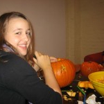 YouGend schnitzt Kürbisse